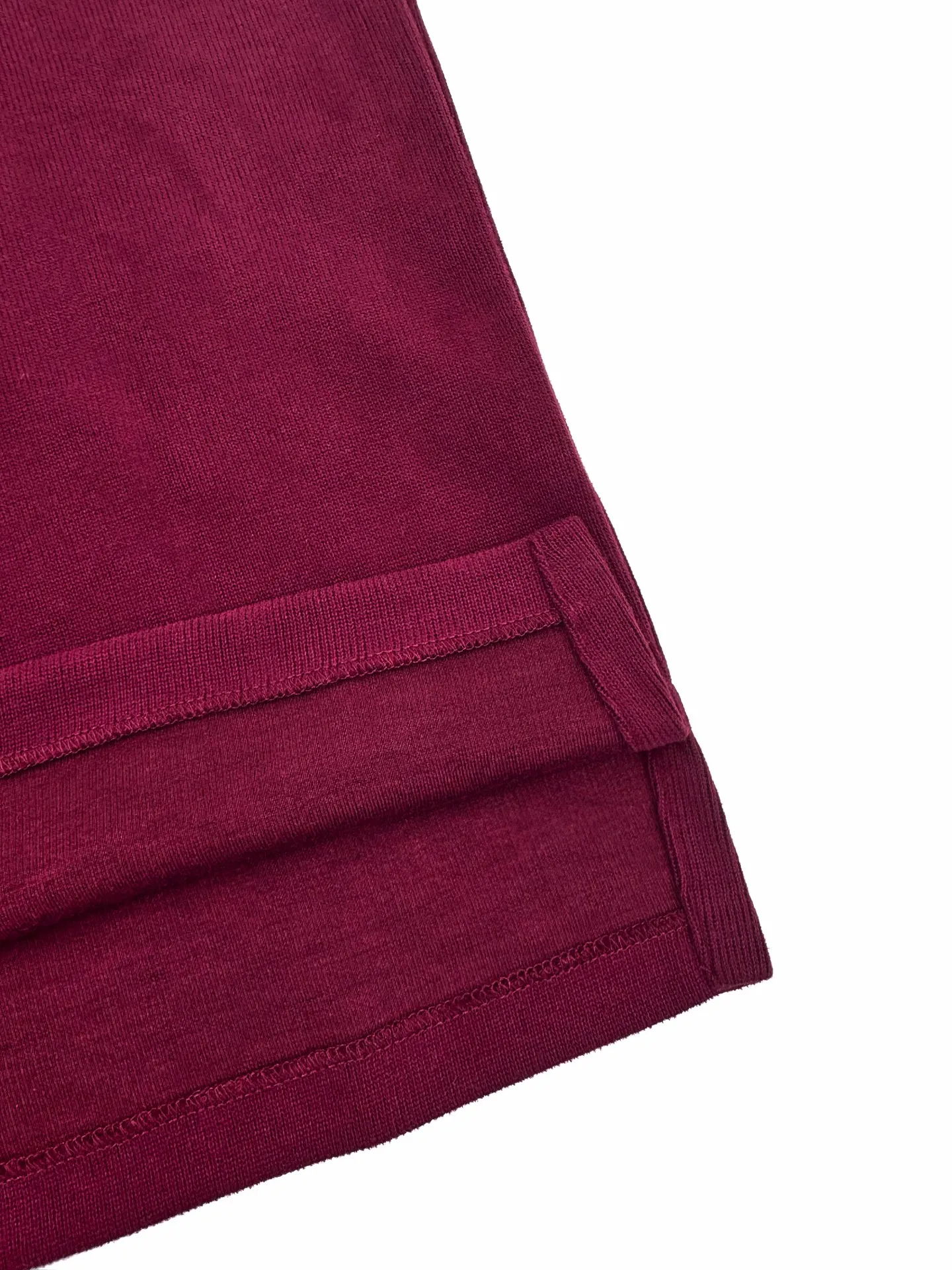 P330 Ralph Lauren gold embroidered turtleneck sweatshirt. Customized elegant fine cotton velvet material. Soft and silky, comfortable and skin-friendly. It is based on low-saturated brown-red and incorporates a hint of purple mystery. The exquisite colorful pony logo jumps into burgundy. It has its own focus and is highly recognizable. Simple and smooth lines outline the overall outline. The design of the half-zipper is sublimated. The leather tab of the zipper head is distressed and retains slight raw edges. It hides unintentional beauty in the name of design. Create a new fashionable realm for sweatshirts. Process 1: Adopt imported machine embroidery technology. Use advanced computer control systems and precision mechanical components to realize pony mark embroidery operations with high precision and smooth and delicate lines. Process 2: The fabrics are washed and have a better hand feel. Not easy to deform, not easy to shrink, not easy to fade, and maintain long-term beauty. Accessories: Customized 1:1 Ralph Lauren zipper. Customized 1:1 Ralph Lauren trademark. Version: Fitted version. Size: S M L XL model number: BB759